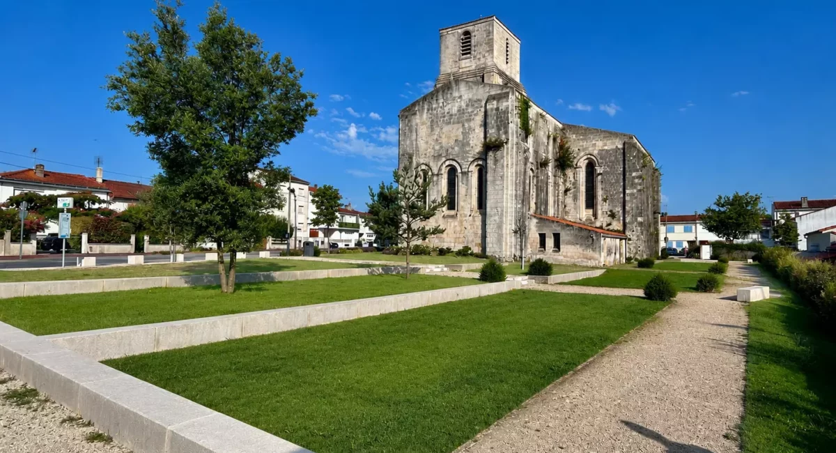 Parvis de l’église Saint-Pierre à Royan et jardin paysager