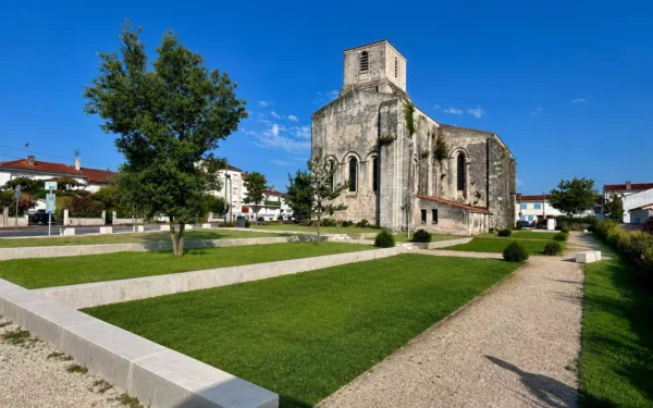 Parvis de l’église Saint-Pierre à Royan et jardin paysager