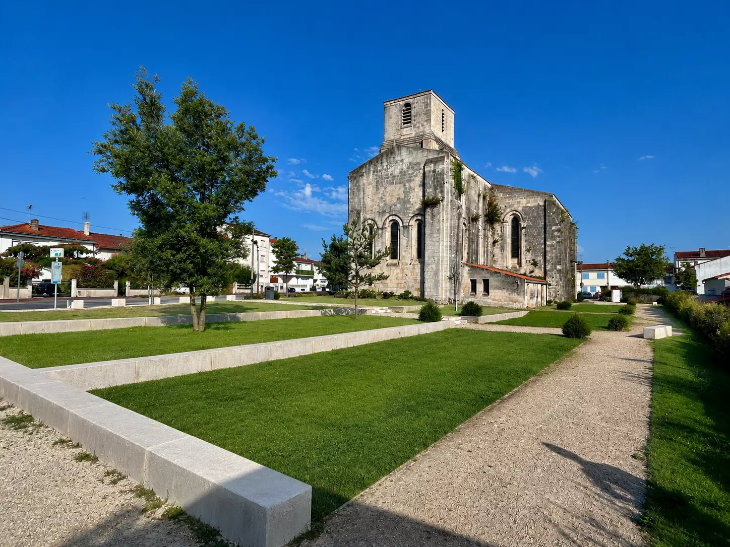 Parvis de l’église Saint-Pierre à Royan et jardin paysager