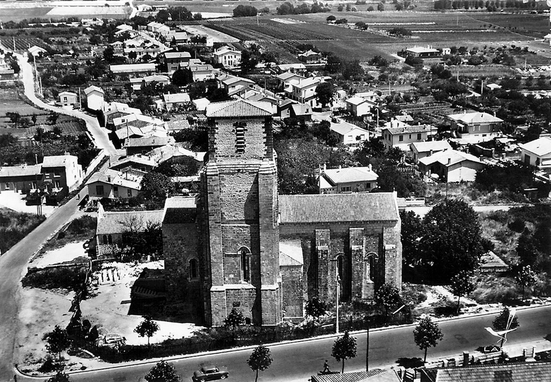Vue aérienne historique de l’église Saint-Pierre et de son quartier à Royan