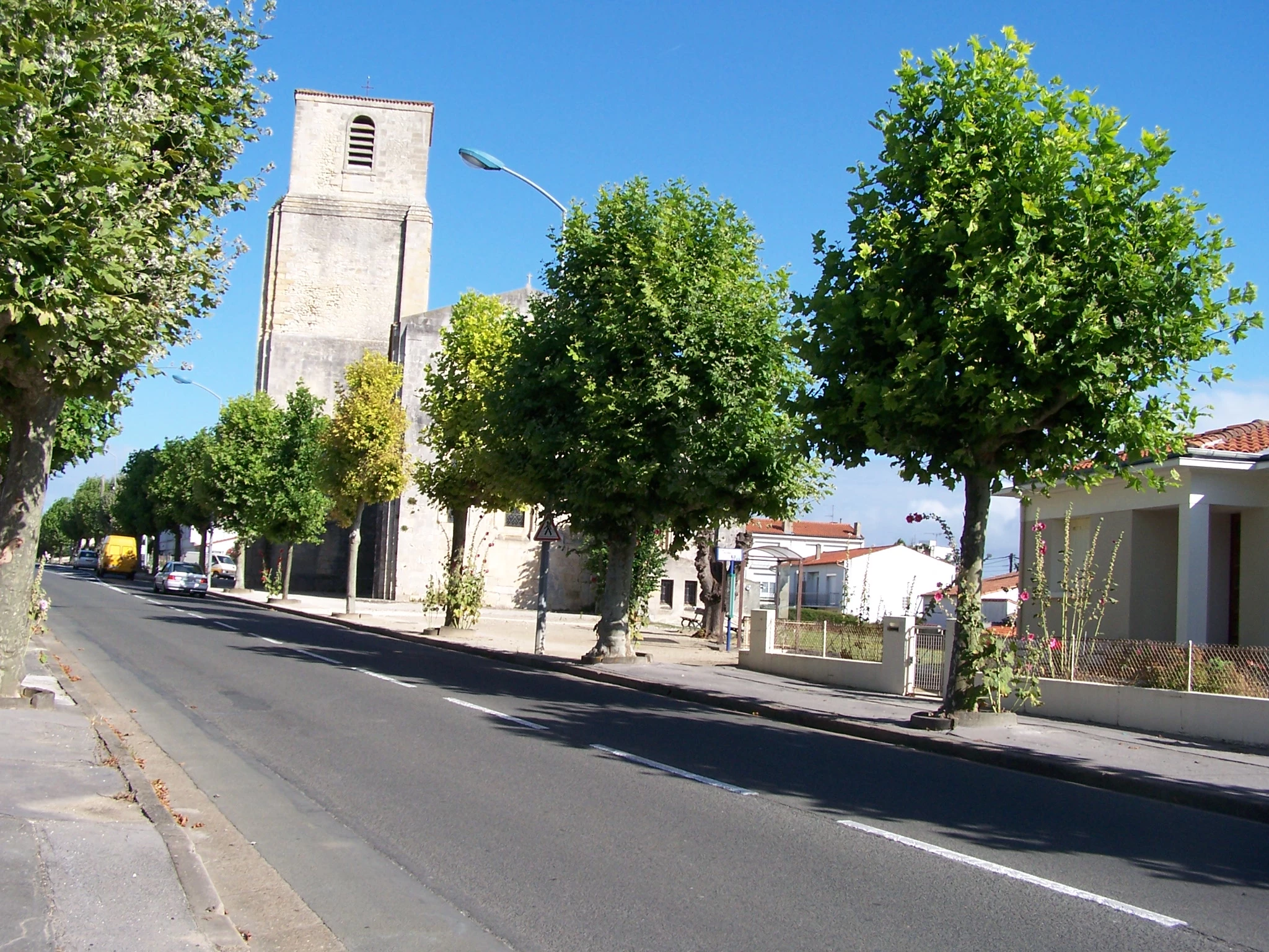 Boulevard Clemenceau et abords de l’église Saint-Pierre avant leur réaménagement