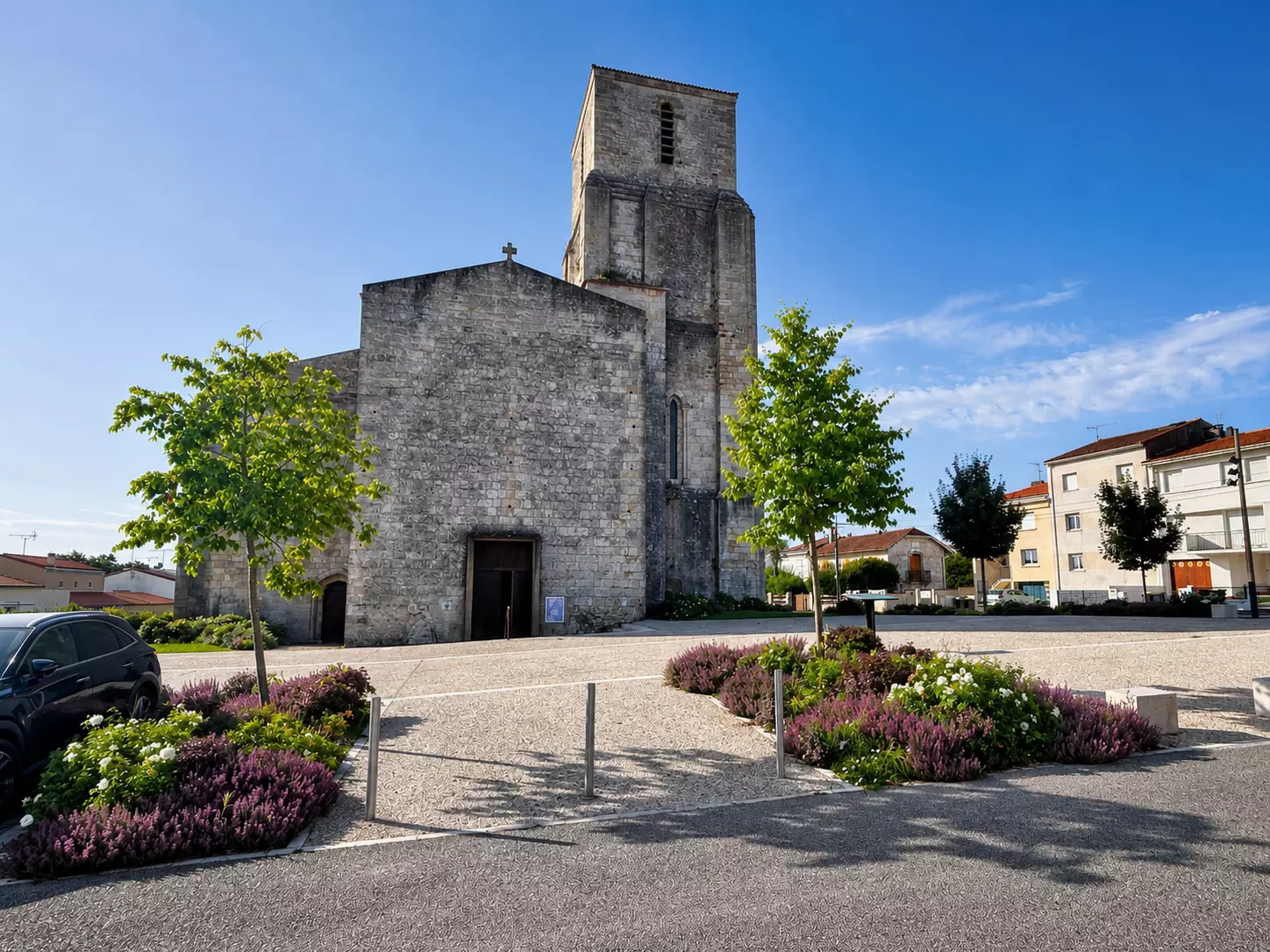 Entrée du parvis de l’église Saint-Pierre à Royan bordée de massifs fleuris