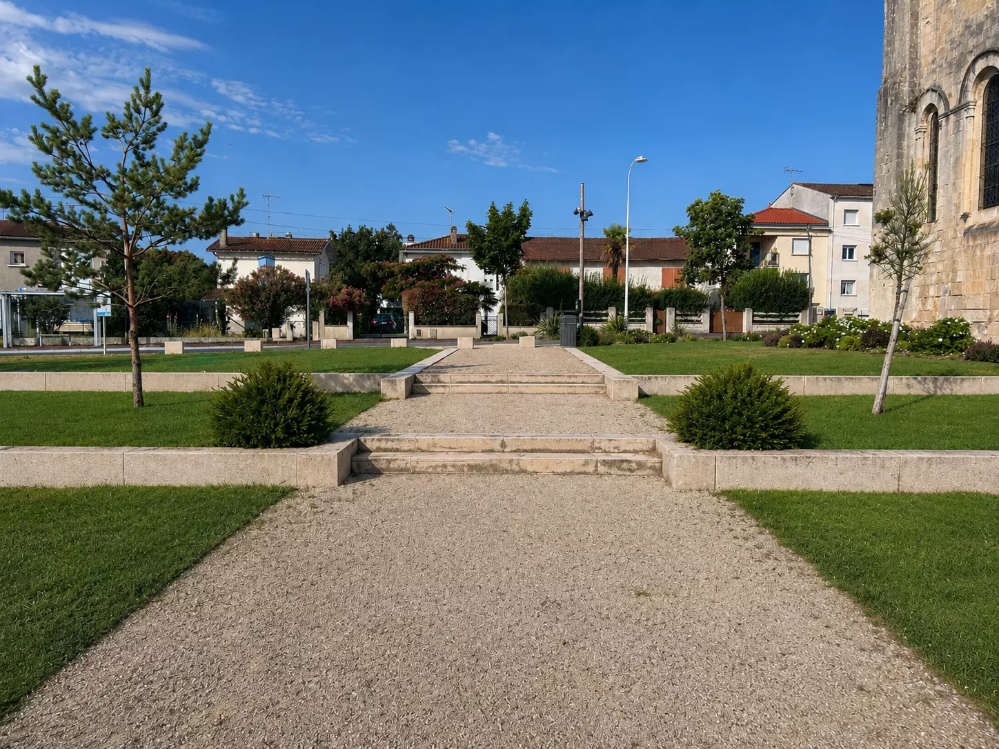 Jardin en terrasses et cheminement de l’église Saint-Pierre à Royan