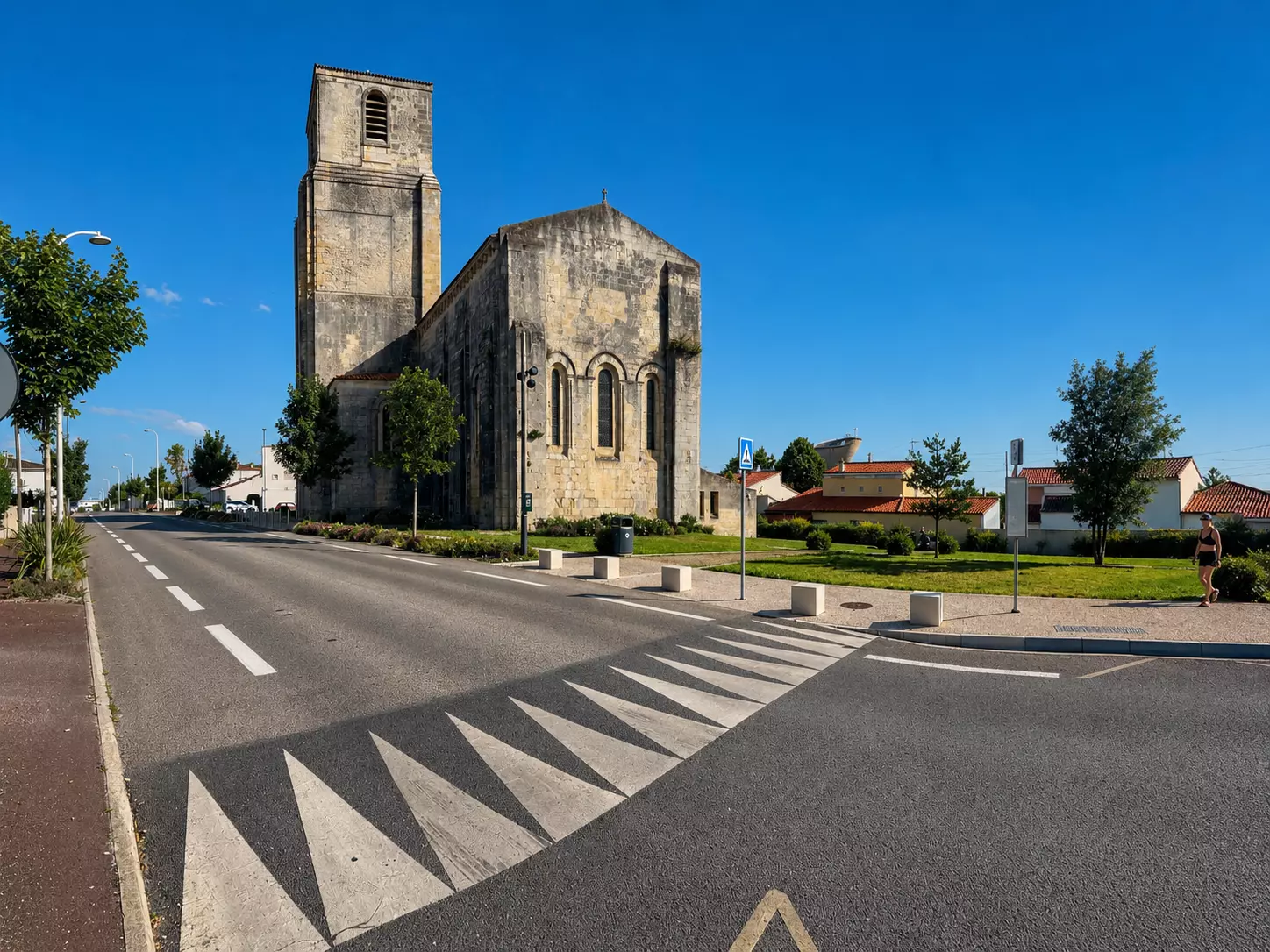 Traversée piétonne reliant le boulevard Clemenceau au parvis de l’église Saint-Pierre