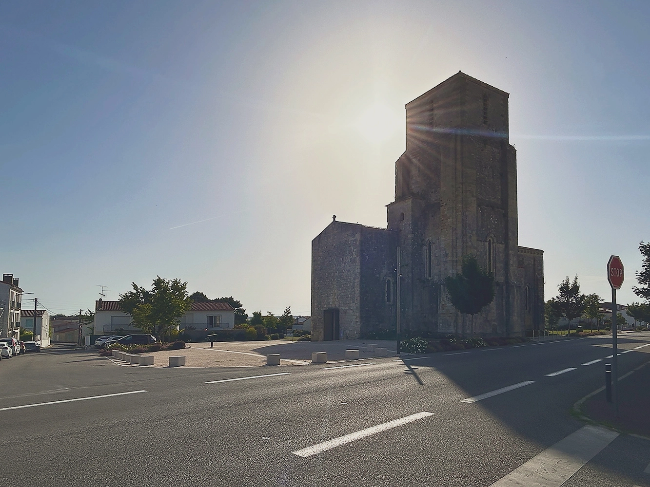 Église Saint-Pierre de Royan et parvis paysager au soleil