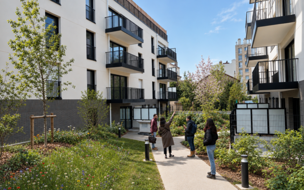 Résidents dans le jardin paysager d’un programme de logements à Suresnes