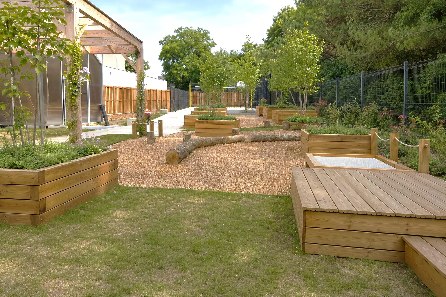 Cour élémentaire avec jeux naturels et jardinières en bois au groupe scolaire Alice Milliat
