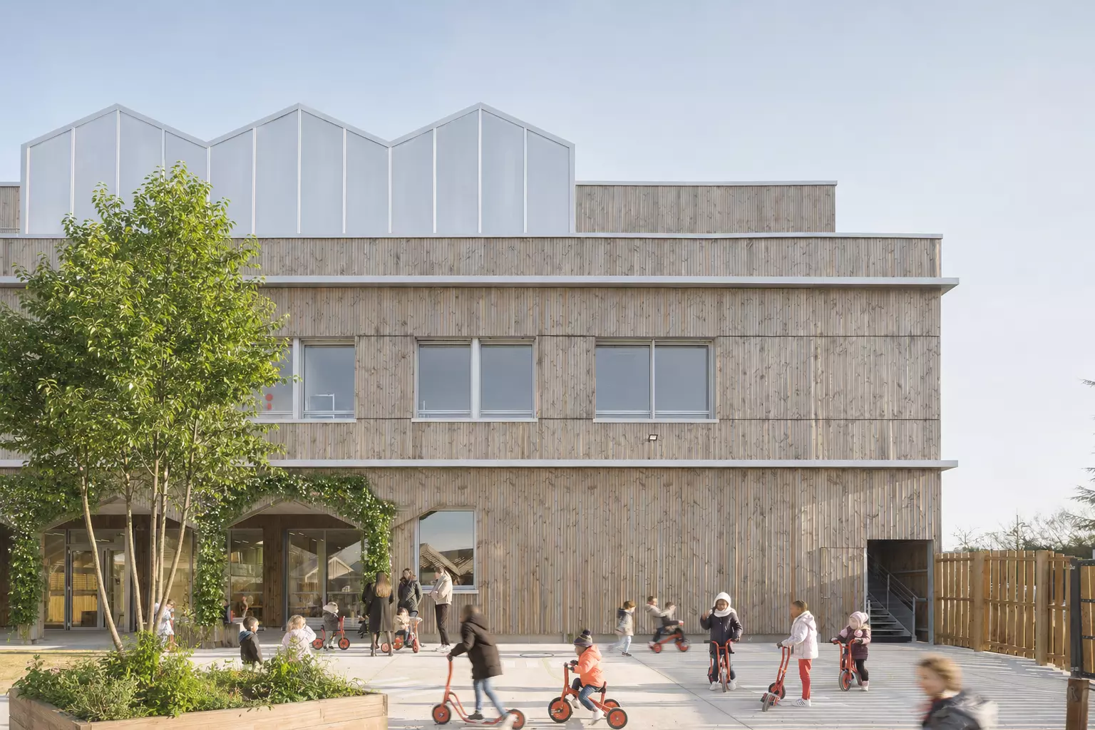 Façade en bois et cour maternelle du groupe scolaire Alice Milliat à Nantes