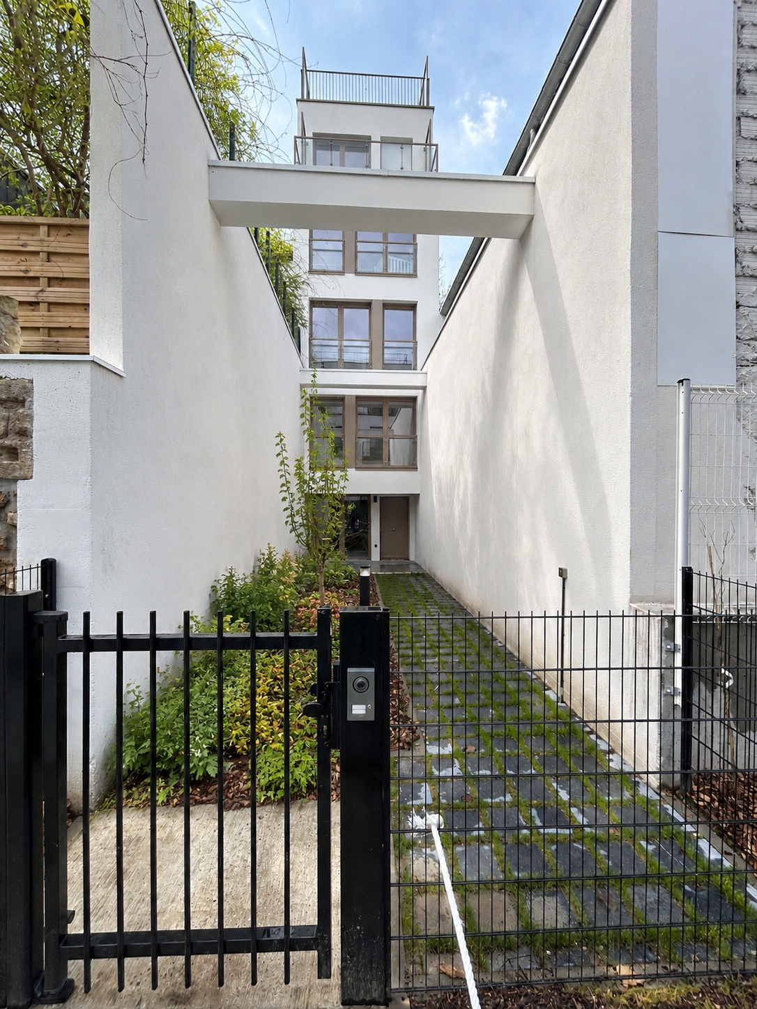 Passage végétalisé avec cheminement perméable dans une résidence à Suresnes
