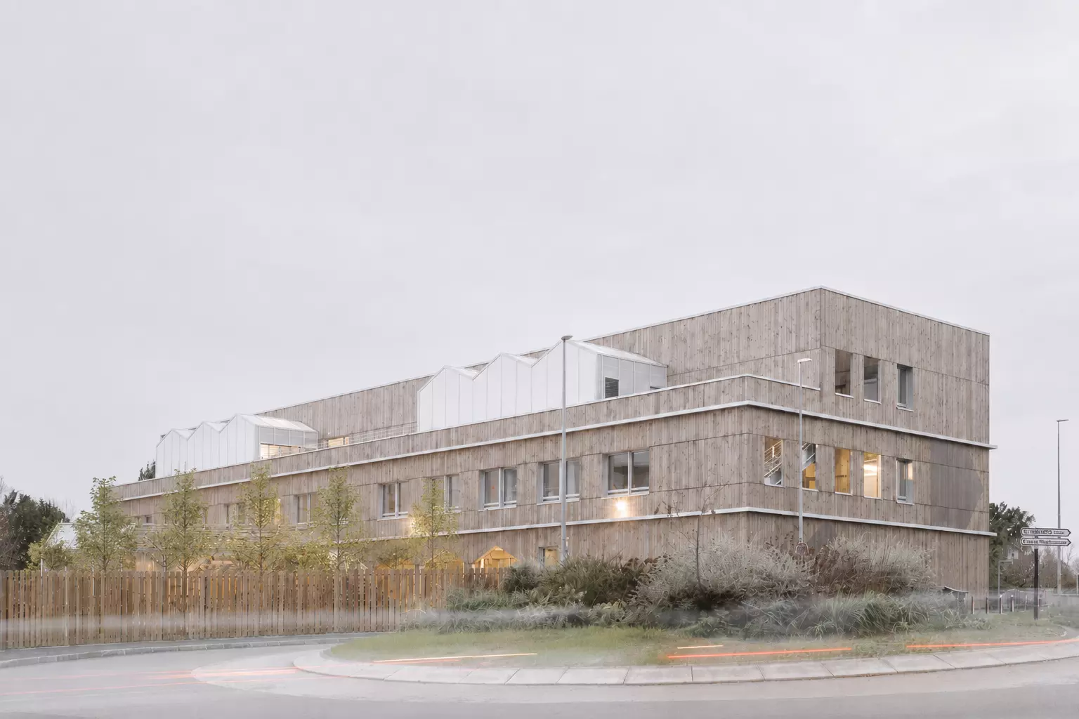 Vue générale du groupe scolaire Alice Milliat et de ses aménagements paysagers à Nantes