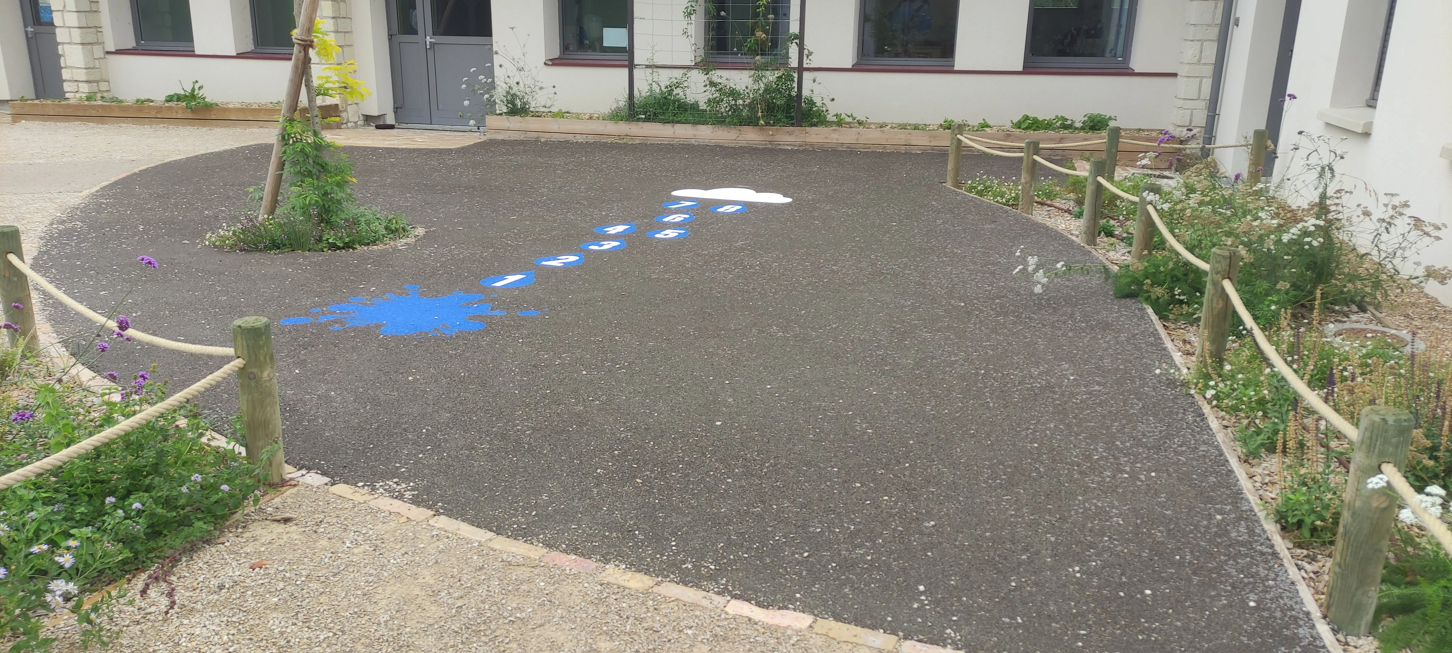 Marelle sur sol souple dans la cour d’école de Savigny-en-Véron