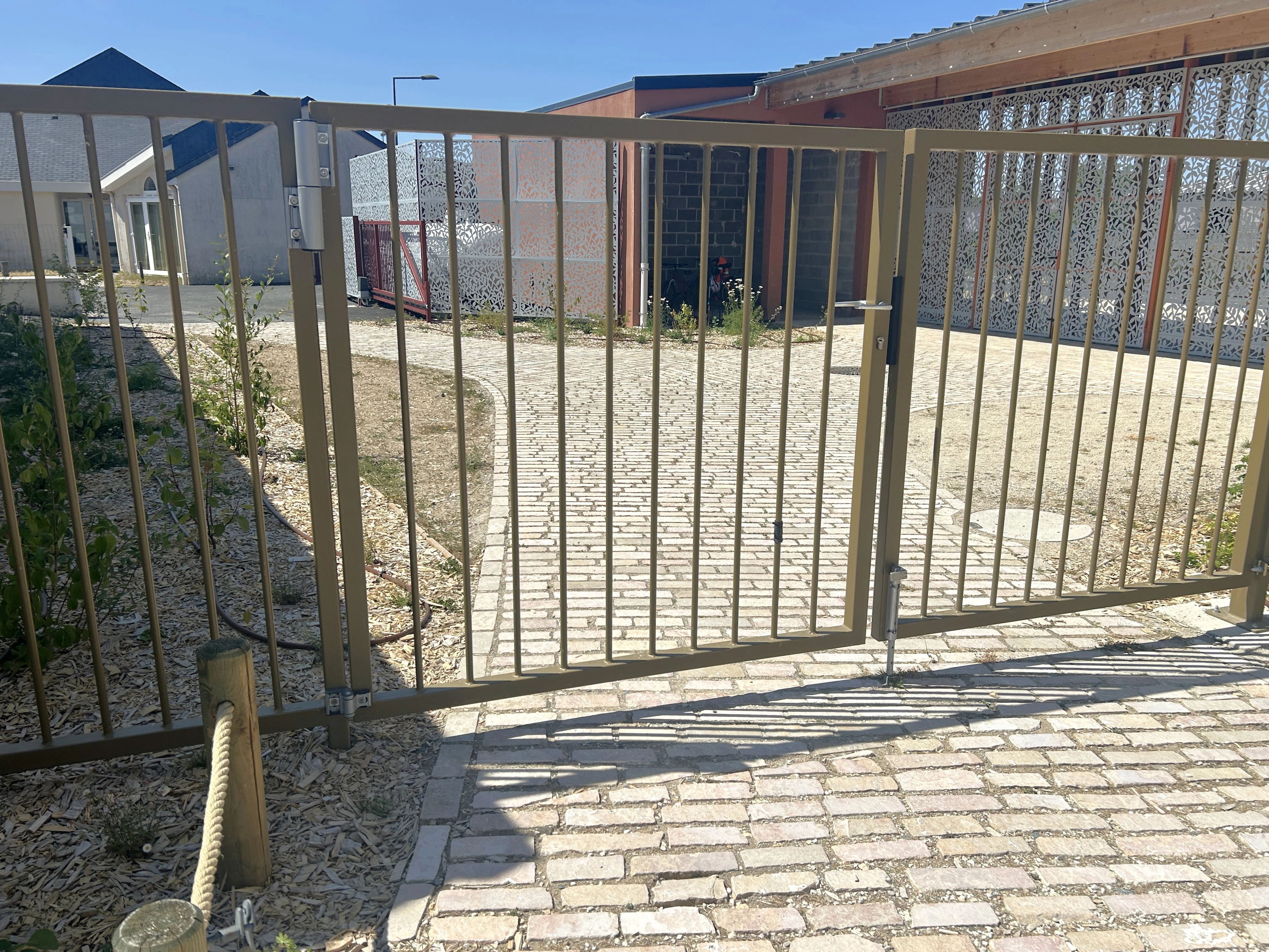 Accès à la cour d’école aménagé avec des pavés de réemploi à Savigny-en-Véron