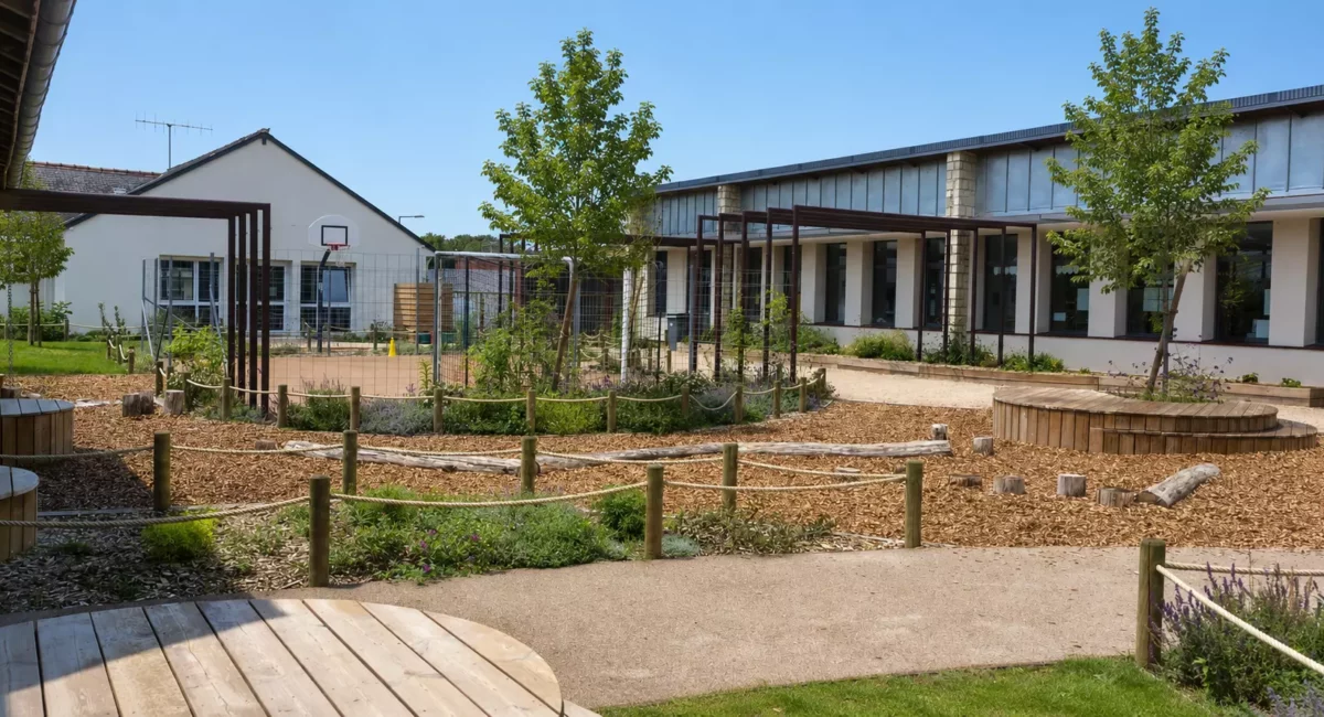 Cour d’école végétalisée à Savigny-en-Véron conçue par IDSPACE