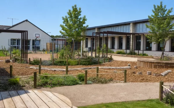 Cour d’école végétalisée à Savigny-en-Véron conçue par IDSPACE