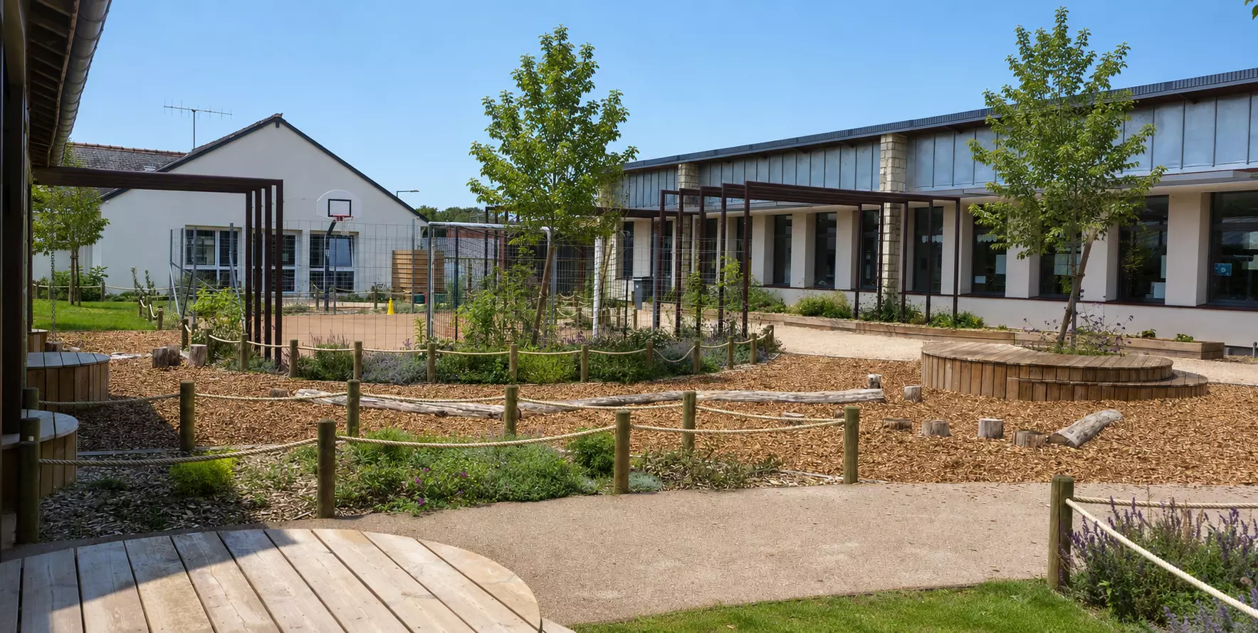 Cour d’école végétalisée à Savigny-en-Véron conçue par IDSPACE