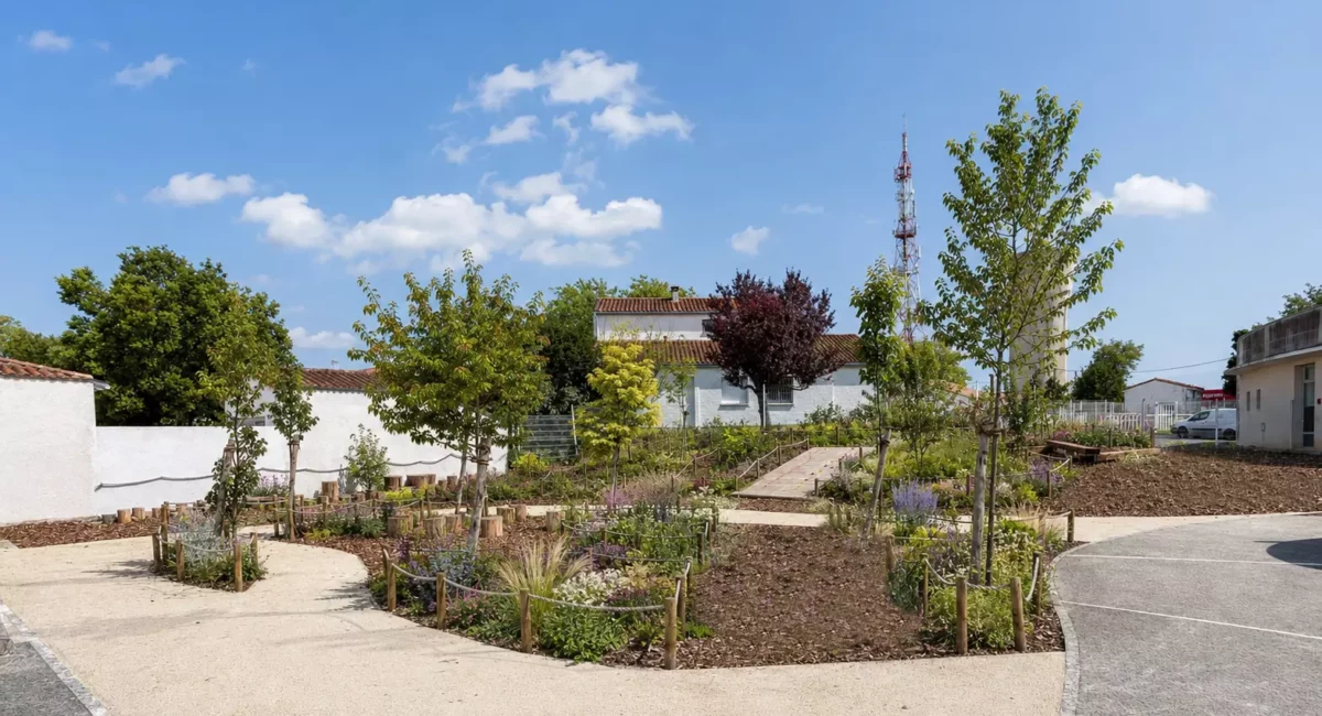 Jardin planté et cheminements de la cour d’école renaturée à Vaux-sur-Mer