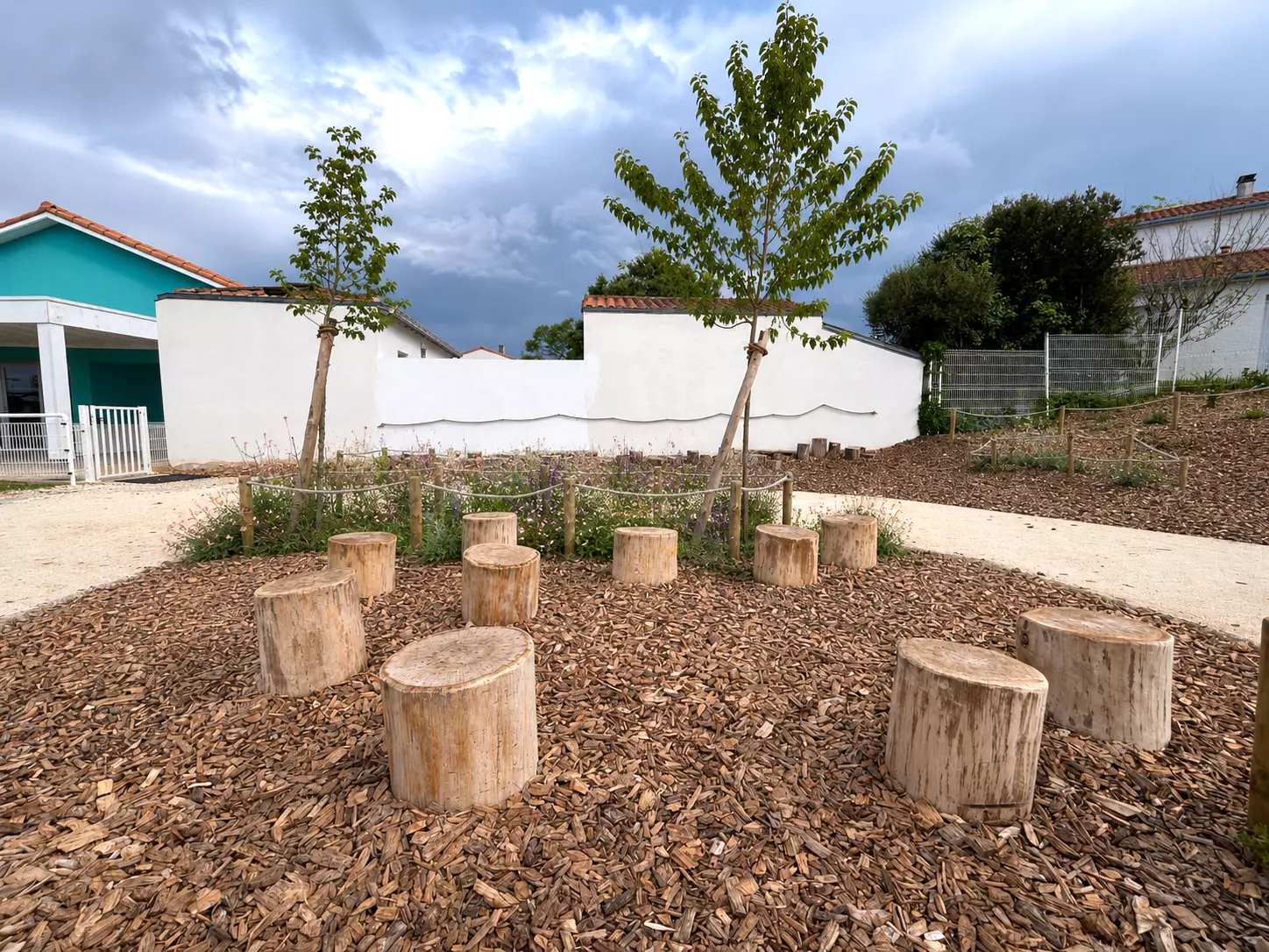 Jeux naturels en rondins de bois dans la cour d’école Sartiaux-Garnier