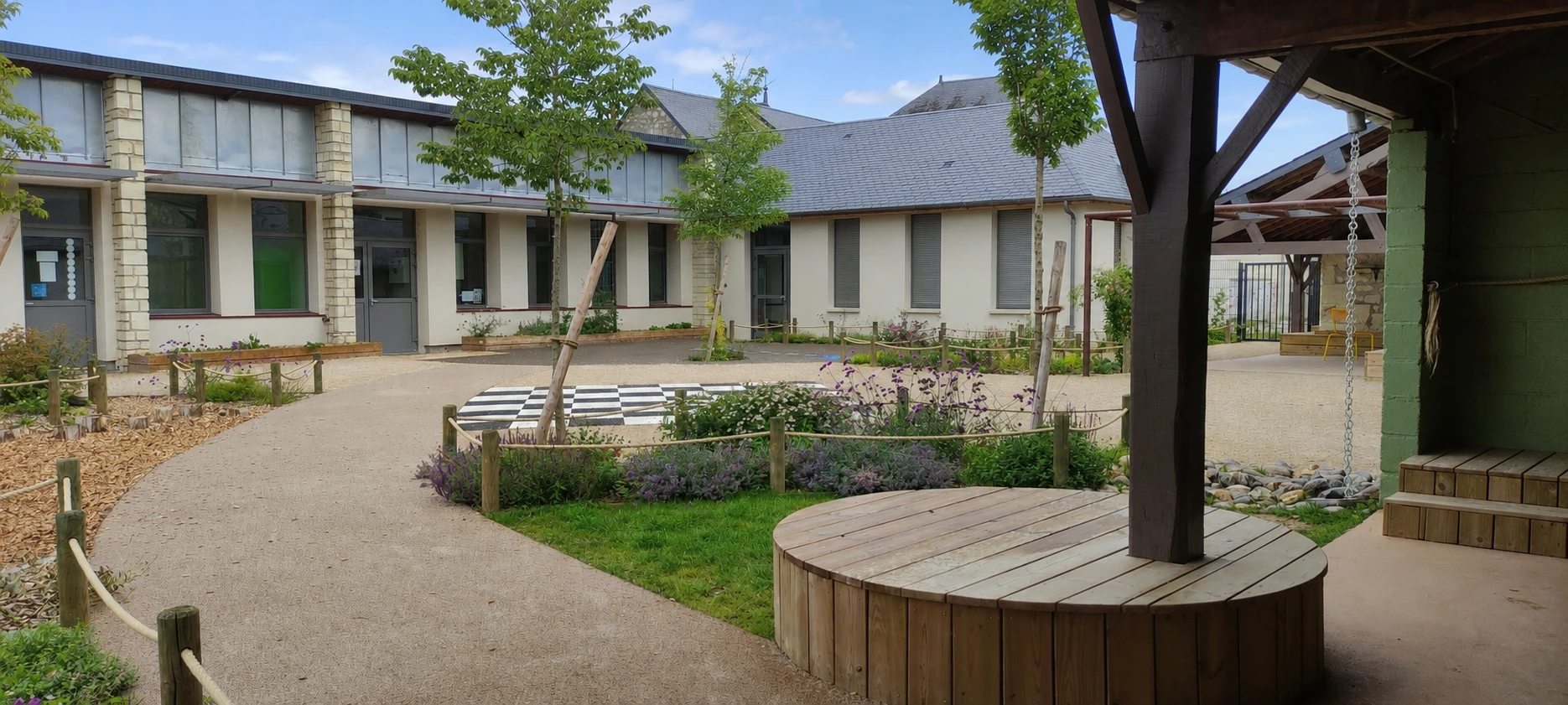 Vue de la cour Oasis de Savigny-en-Véron depuis le préau