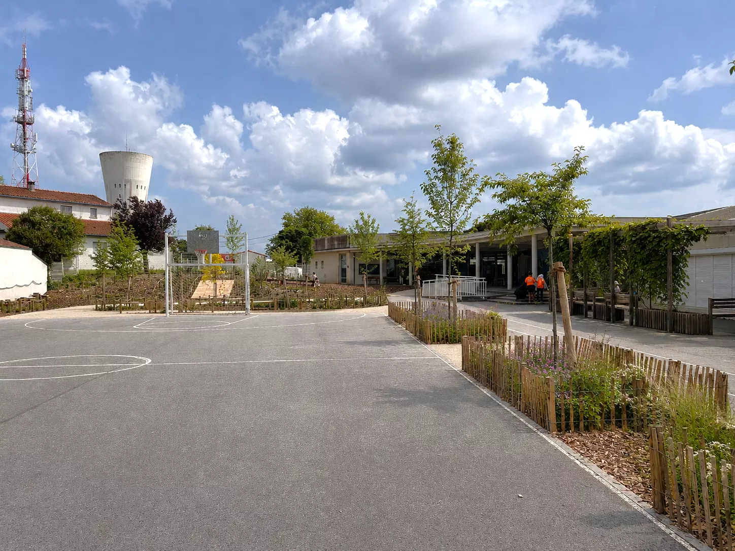 Terrain sportif bordé de plantations dans la cour d’école de Vaux-sur-Mer