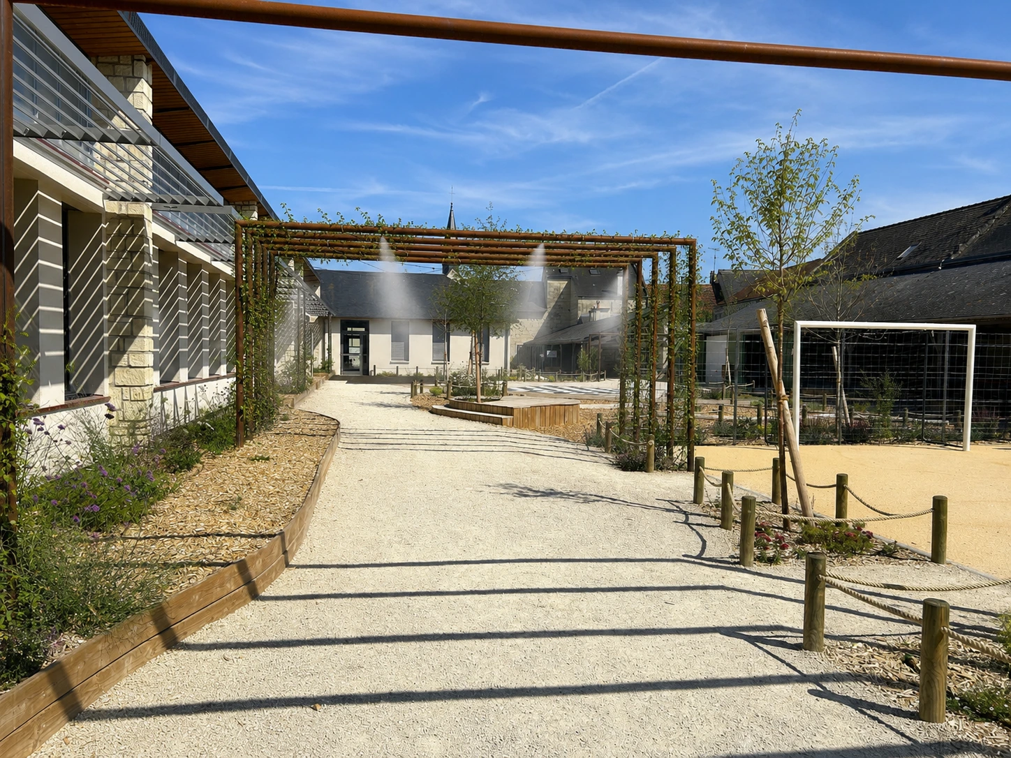 Pergola végétalisée avec brumisation dans la cour d’école de Savigny-en-Véron