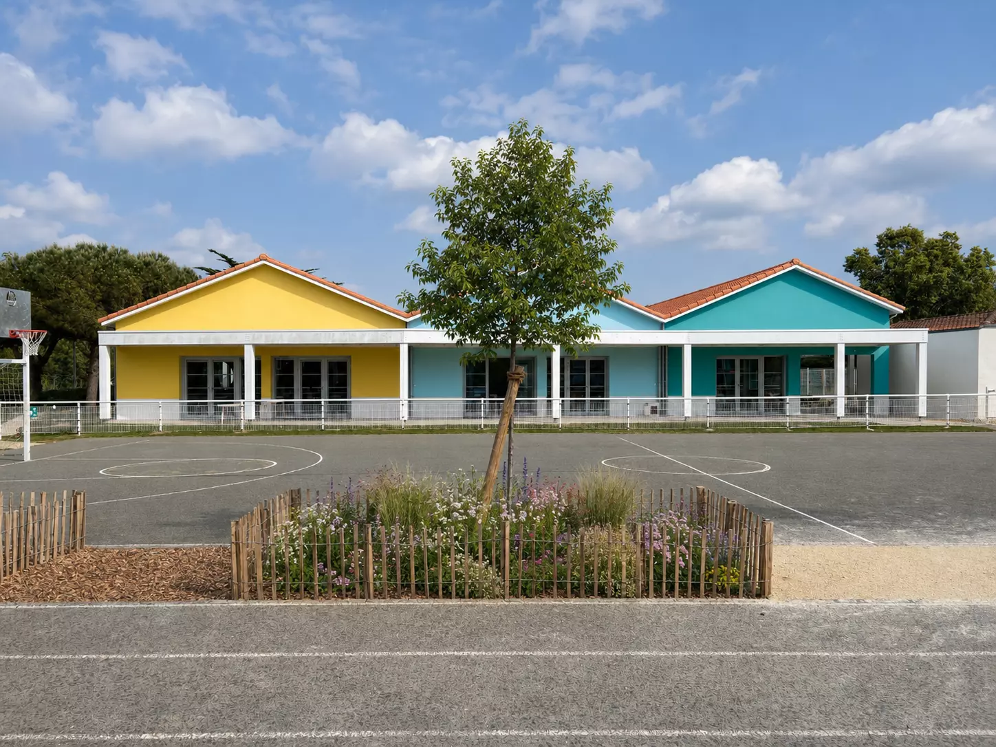 Façade du groupe scolaire Sartiaux-Garnier et cour végétalisée à Vaux-sur-Mer