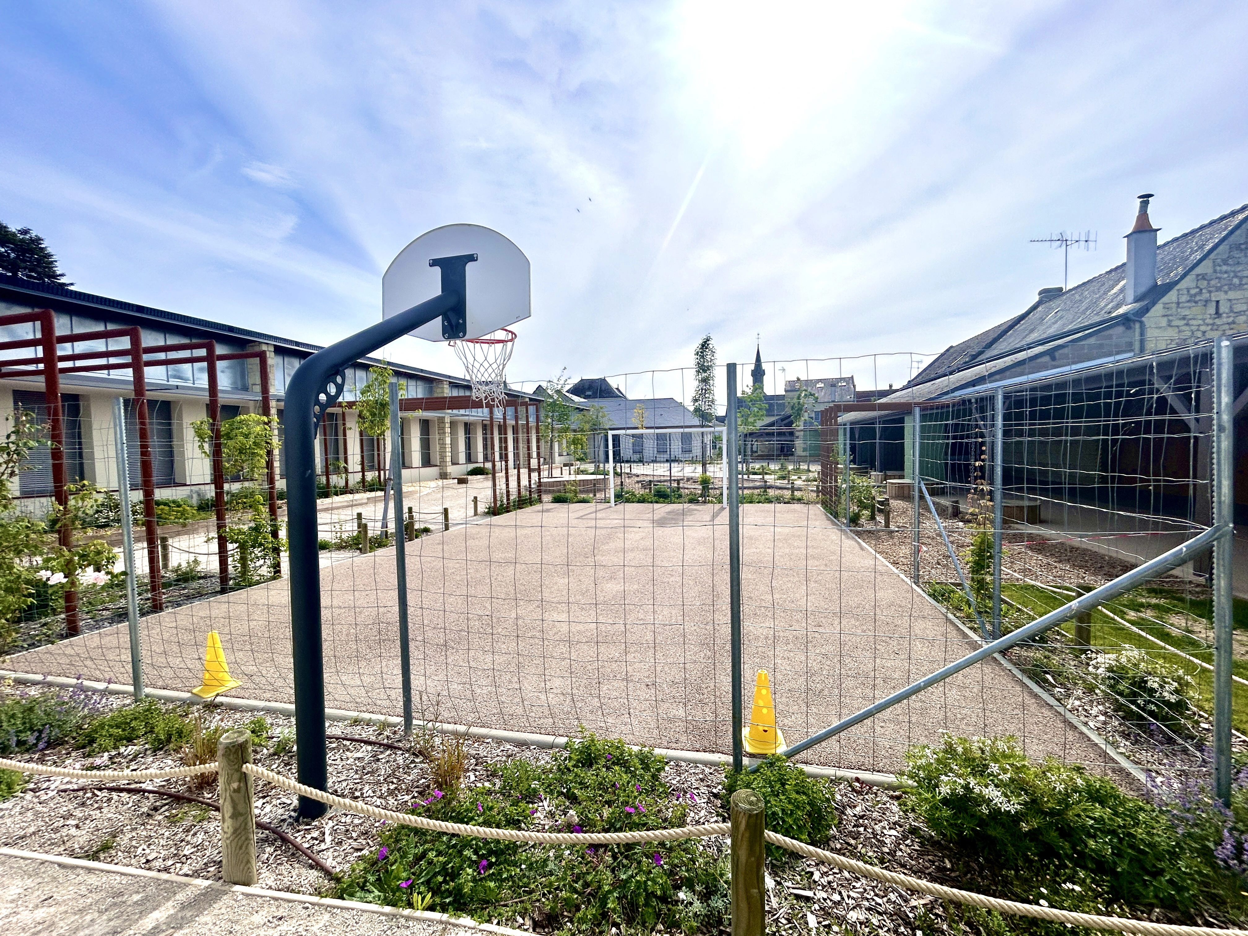 Terrain multisports sur sol perméable dans la cour de l’école La Clochette