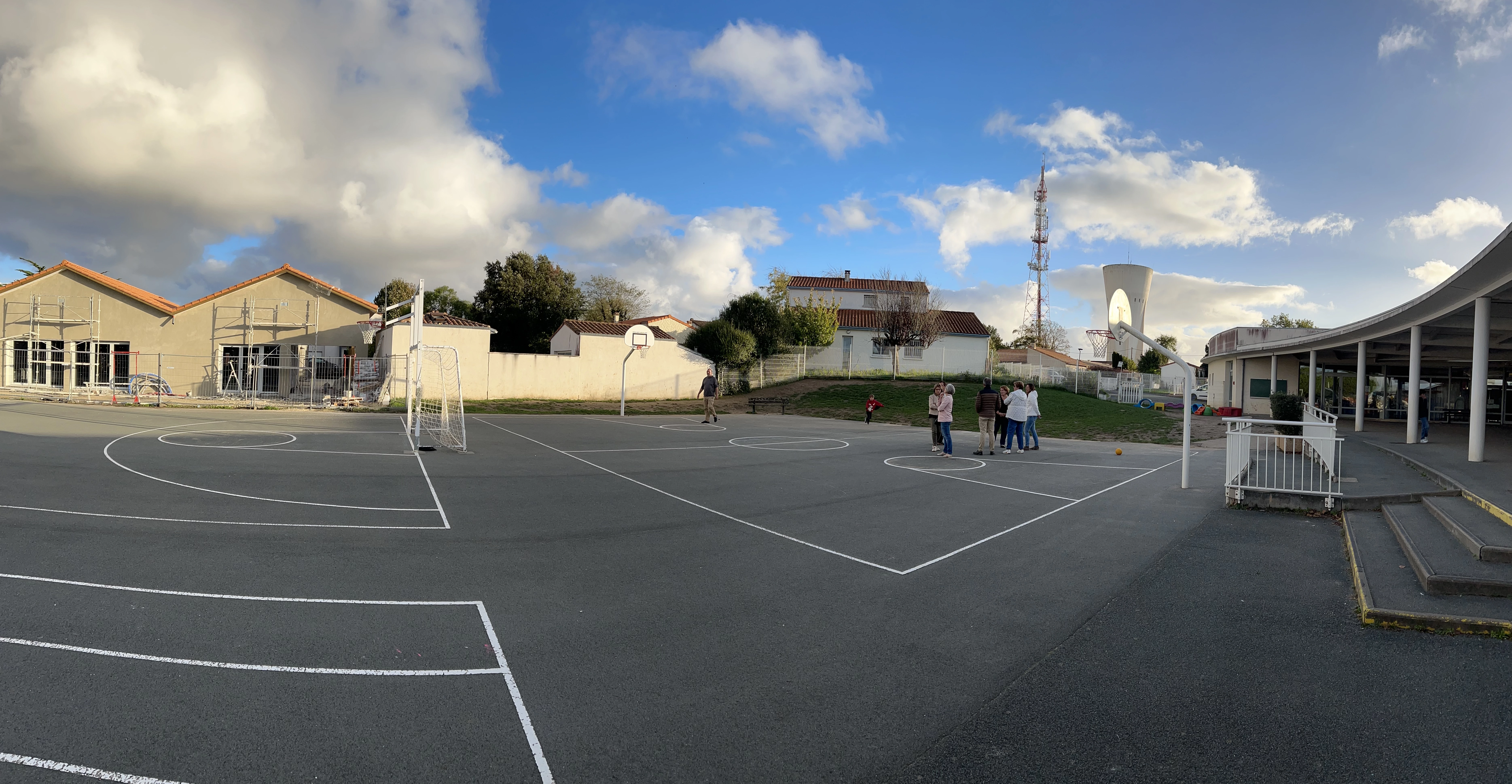 Cour minérale du groupe scolaire Sartiaux-Garnier avant sa renaturation